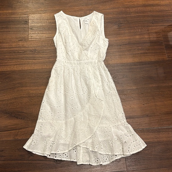 Japna Dresses & Skirts - Japna Pre Loved lined Eyelet V-Neck Midi White Dress.